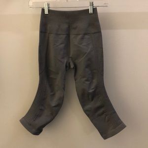 lululemon athletica Pants - Lululemon gray crop legging, sz 4, 70953 lululemon athletica Pants - Lululemon gray crop legging, sz 4, 70953